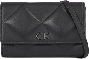 Czarna torebka Calvin Klein na ramię średnia