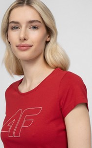 Czerwony t-shirt 4F w bożonarodzeniowy wzór z okrągłym dekoltem z krótkim rękawem