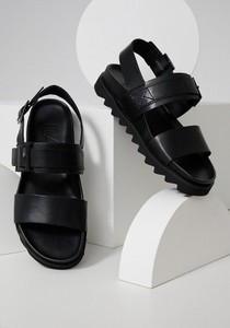 Czarne sandały Answear Lab z klamrami ze skóry na platformie