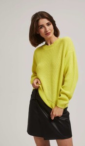 Żółty sweter Moodo.pl w stylu klasycznym