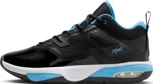 Czarne buty sportowe Jordan sznurowane w sportowym stylu
