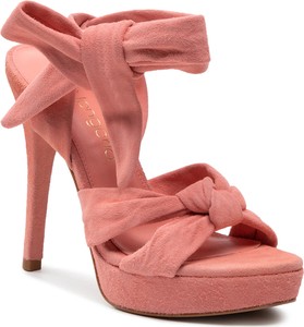 Różowe sandały Eva Longoria z klamrami z zamszu