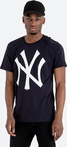 Granatowy t-shirt New Era z krótkim rękawem w młodzieżowym stylu z nadrukiem