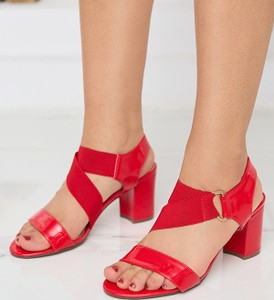Czerwone sandały Royalfashion.pl na obcasie z klamrami lakierowane