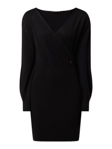 Czarna sukienka Guess z dekoltem w kształcie litery v mini kopertowa