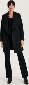 Czarny płaszcz Reserved z tkaniny