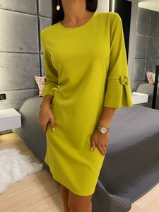 Żółta sukienka ModnaKiecka.pl prosta z okrągłym dekoltem z długim rękawem