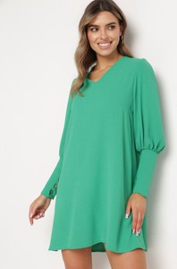 Zielona sukienka born2be z długim rękawem w stylu casual prosta