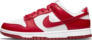 Czerwone buty sportowe Nike w sportowym stylu sznurowane