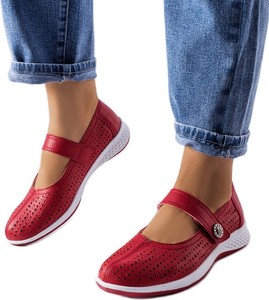 Czerwone buty sportowe BM z płaską podeszwą