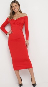 Czerwona sukienka born2be dopasowana z długim rękawem