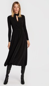 Czarna sukienka Nissa w stylu casual z długim rękawem trapezowa