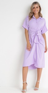 Fioletowa sukienka born2be z dekoltem w kształcie litery v w stylu casual z krótkim rękawem