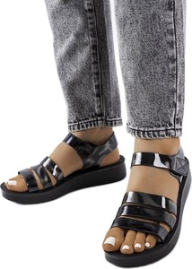 Czarne sandały ButyModne na koturnie w stylu casual lakierowane
