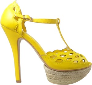 Żółte sandały Kokietki na platformie z klamrami