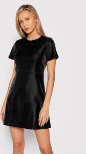 Czarna sukienka Calvin Klein z krótkim rękawem z okrągłym dekoltem trapezowa