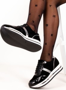 Czarne buty sportowe Kati ze skóry sznurowane z płaską podeszwą