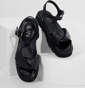 Czarne sandały Answear Lab z klamrami na platformie