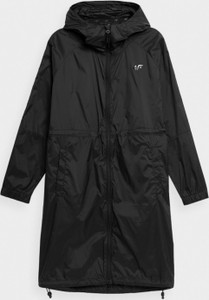 Czarny płaszcz 4F w sportowym stylu przejściowa