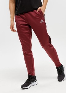 Czerwone spodnie Adidas w sportowym stylu