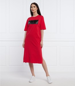Czerwona sukienka Armani Exchange z krótkim rękawem z okrągłym dekoltem prosta