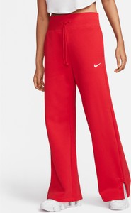 Czerwone spodnie Nike z dresówki w sportowym stylu