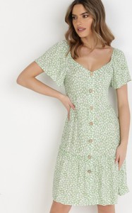 Zielona sukienka born2be z dekoltem w kształcie litery v z krótkim rękawem w stylu casual