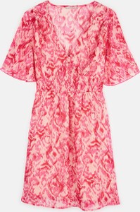 Różowa sukienka Gate z szyfonu w stylu casual z dekoltem w kształcie litery v