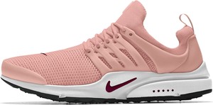 Różowe buty sportowe Nike z płaską podeszwą w sportowym stylu