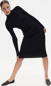 Czarna sukienka Reserved z długim rękawem z golfem mini