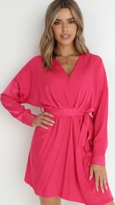 Różowa sukienka born2be z dekoltem w kształcie litery v mini w stylu casual