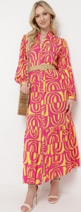 Sukienka born2be z dekoltem w kształcie litery v w geometryczne wzory koszulowa