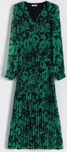 Zielona sukienka Reserved midi w stylu casual z dekoltem w kształcie litery v