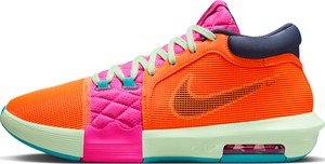 Pomarańczowe buty sportowe Nike w sportowym stylu