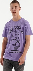 Fioletowy t-shirt House z nadrukiem w młodzieżowym stylu z krótkim rękawem