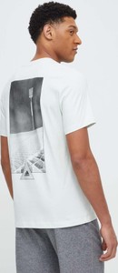 T-shirt Adidas z nadrukiem z krótkim rękawem z bawełny