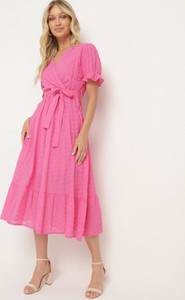 Różowa sukienka born2be z krótkim rękawem