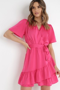 Różowa sukienka born2be z dekoltem w kształcie litery v z tkaniny