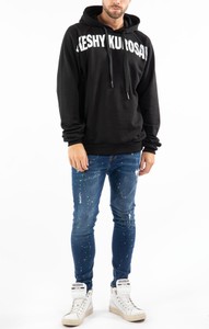 Czarna bluza ubierzsie.com w młodzieżowym stylu