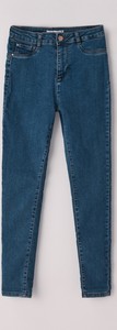 Granatowe jeansy Cropp w street stylu