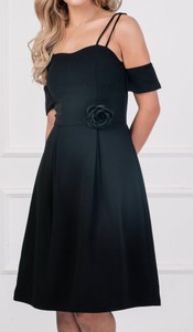 Czarna sukienka Justmelove z krótkim rękawem