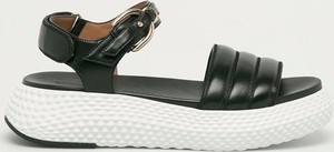 Czarne sandały Emporio Armani z klamrami w stylu casual na platformie