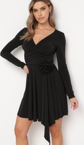 Czarna sukienka born2be z długim rękawem z asymetrycznym dekoltem mini