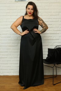 Czarna sukienka KARKO maxi z odkrytymi ramionami