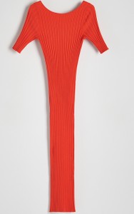 Czerwona sukienka Reserved midi z okrągłym dekoltem z krótkim rękawem
