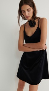 Czarna sukienka Reserved z dekoltem w kształcie litery v