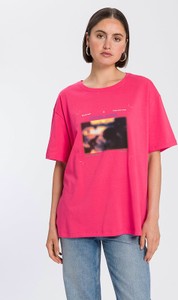 Różowy t-shirt Cross Jeans z krótkim rękawem z nadrukiem z okrągłym dekoltem