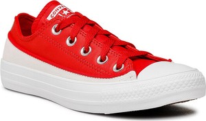 Czerwone trampki Converse w młodzieżowym stylu sznurowane z płaską podeszwą