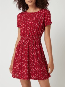 Czerwona sukienka Review z krótkim rękawem z okrągłym dekoltem w stylu casual