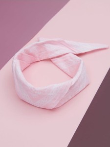 Różowy szalik Sinsay z nadrukiem
